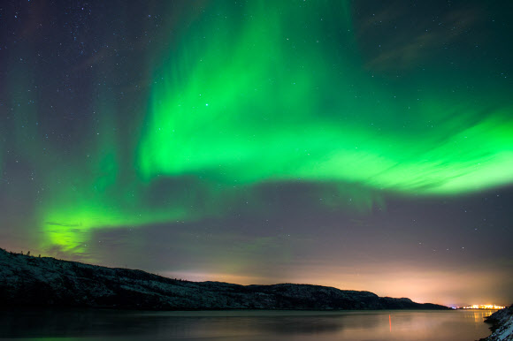 12일(현지시간) 북 노르웨이 핀마르크주 시르셰네스의 밤하늘에 오로라가 빛나고 있다. ⓒ AFPBBNews=News1