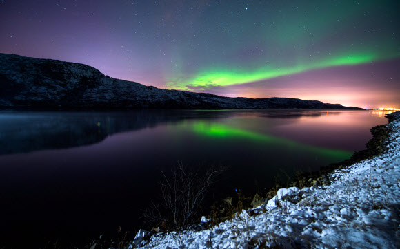 12일(현지시간) 북 노르웨이 핀마르크주 시르셰네스의 밤하늘에 오로라가 빛나고 있다. ⓒ AFPBBNews=News1