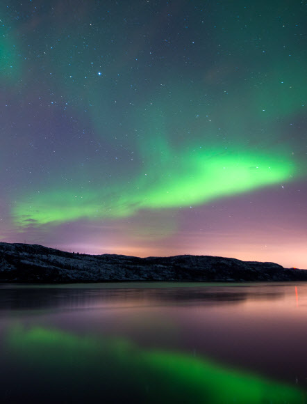 12일(현지시간) 북 노르웨이 핀마르크주 시르셰네스의 밤하늘에 오로라가 빛나고 있다. ⓒ AFPBBNews=News1