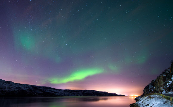 12일(현지시간) 북 노르웨이 핀마르크주 시르셰네스의 밤하늘에 오로라가 빛나고 있다. ⓒ AFPBBNews=News1