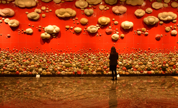 켄싱턴호텔 갤러리에 전시된 도자 벽화 ‘하늘과 물의 이미지’. 중국 도예가 주러겅의 작품이다.