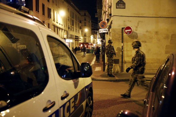 파리 테러 발생 지역의 군인들