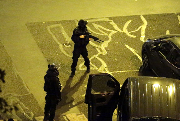 파리 테러 현장에서 경찰들이 길을 막아서고 있다. ⓒ AFPBBNews=News1