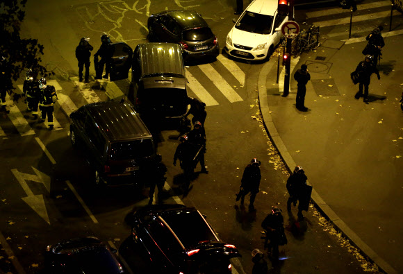 파리 테러 현장에서 경찰들이 이동하고 있다. ⓒ AFPBBNews=News1