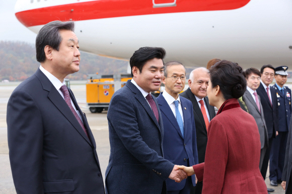 박근혜대통령, G20, APEC, 아세안정상회의 참석 출발 14일 오후 박근혜대통령이  박근혜대통령이  G20, APEC, 아세안정상회의 참석차 서울공항을 출발하며 김무성 새누리당 대표,원유철 새누리당 원내대표 등과 인사를 나누고 있다.2015. 11. 14. 안주영 기자 jya@seoul.co.kr