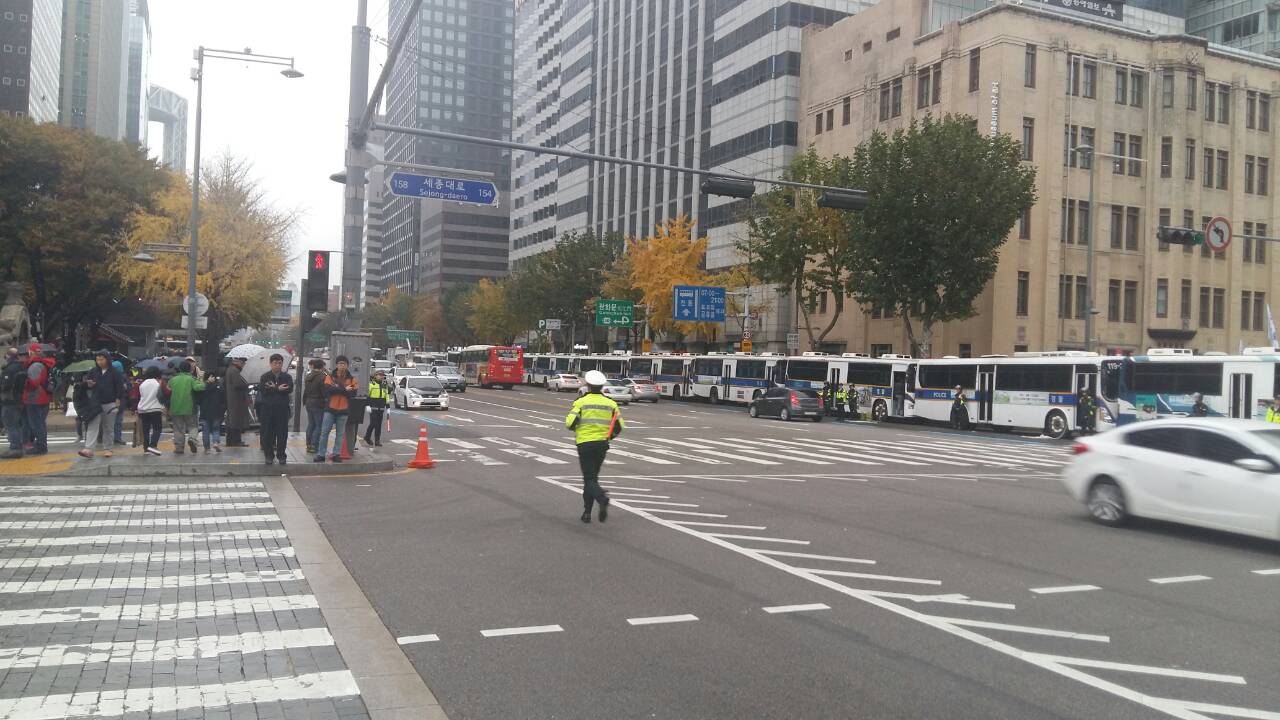 먼저 친 경찰 차벽