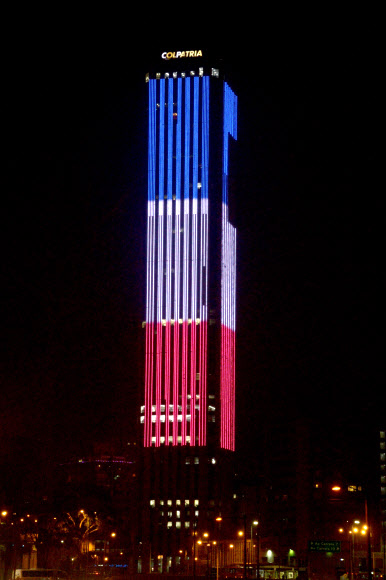 콜롬비아 보고타의 랜드마크 Colpatria’s tower는 14일(현지시간) 프랑스 파리 테러 희생자를 애도하는 의미로 프랑스 국기를 상징하는 파란색, 흰색, 붉은색 조명을 비추고 있다.  ⓒ AFPBBNews=News1
