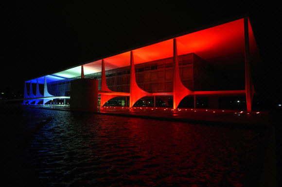 브라질리아 플라날토 궁은 14일(현지시간) 프랑스 파리 테러 희생자를 애도하는 의미로 프랑스 국기를 상징하는 파란색, 흰색, 붉은색 조명을 비추고 있다.  ⓒ AFPBBNews=News1