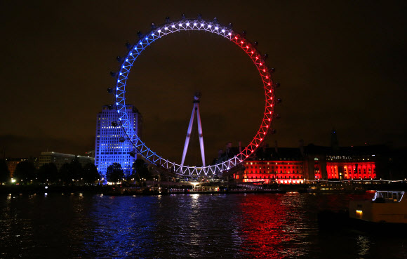 런던의 랜드마크 런던 아이는 14일(현지시간) 프랑스 파리 테러 희생자를 애도하는 의미로 프랑스 국기를 상징하는 파란색, 흰색, 붉은색 조명을 비추고 있다. ⓒ AFPBBNews=News1