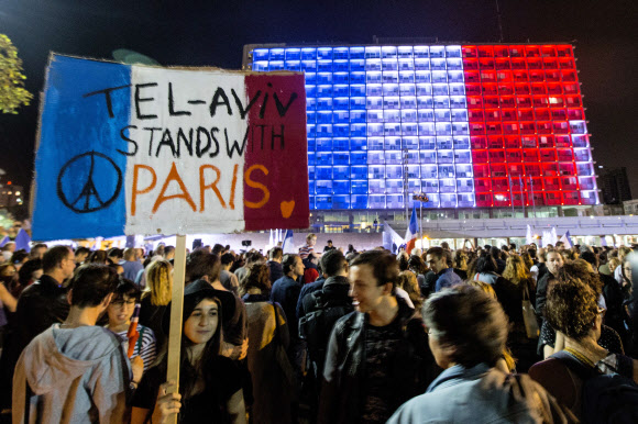 텔아비브 시청은 14일(현지시간) 프랑스 파리 테러 희생자를 애도하는 의미로 프랑스 국기를 상징하는 파란색, 흰색, 붉은색 조명을 비추고 있다. ⓒ AFPBBNews=News1