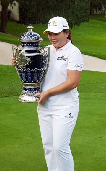 박인비(27·KB금융그룹)가 15일(현지시간) 멕시코 수도 멕시코시티의 멕시코 골프클럽에서 열린 미국여자프로골프(LPGA) 투어 로레나 오초아 인비테이셔널에서 우승한 뒤 트로피를 들고 미소를 짓고 있다. 연합뉴스