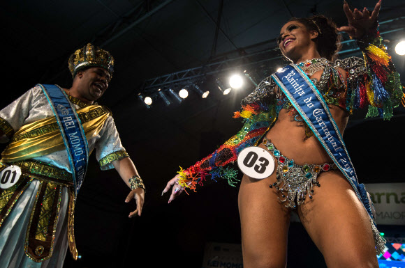 13일(현지시간) 브라질의 리오데자네이루에서 열린 ‘2016 리우 카니발 킹&퀸 선발대회’에서 새로운 킹&퀸으로 뽑힌 참가자가 함께 춤을 추며 기뻐하고 있다. ⓒ AFPBBNews=News1