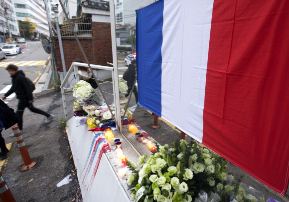16일 오전 서울 서대문 주한 프랑스대사관 앞에 프랑스 파리 테러 희생자들을 추모하기 위한 촛불이 놓여 있다. 연합뉴스
