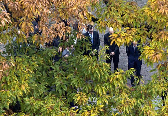 16일 서울 서대문 주한 프랑스대사관에서 대사관 관계자들이 프랑스 파리 테러 희생자들을 추모하는 묵념을 하고 있다.  연합뉴스