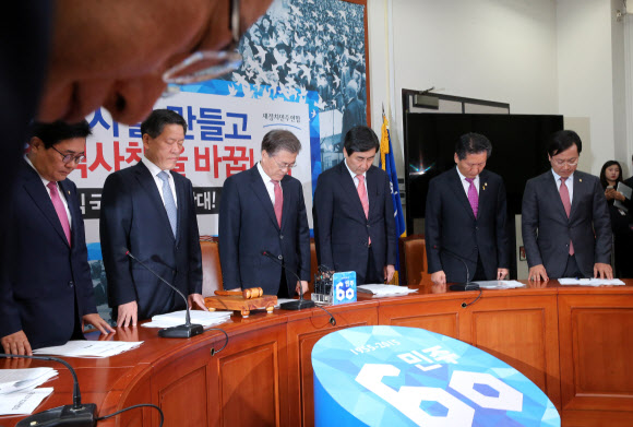 새정치연합 문재인(가운데) 대표와 이종걸 원내대표 등이 16일 오전 국회 당대표실에서 열린 최고위원회의에서 프랑스 파리에서 발생한 이슬람국가(IS)의 동시다발 테러 희생자들을 추모하는 묵념을 하고 있다. 연합뉴스