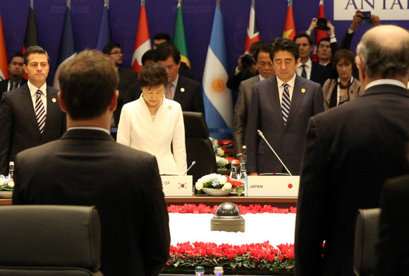 박근혜 대통령 등 각국 정상들이 15일 오후(현지시간) 터키 안탈리아 레그넘 호텔 컨벤션센터에서 열린 G20 정상회의 제1세션에 앞서 파리 테러를 추모하는 묵념을 하고 있다. 연합뉴스