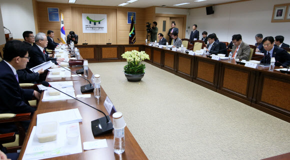 송위섭 위원장(왼쪽 세 번째)이 16일 서울 세종로 정부서울청사 경제사회발전노사정위원회에서 열린 제21차 노동시장구조개선특위 전체회의에서 인사말하고 있다.  연합뉴스