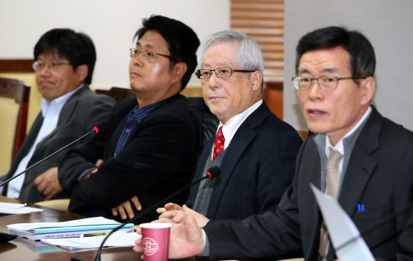 송위섭 위원장(오른쪽 두 번째) 등이 16일 서울 세종로 정부서울청사 경제사회발전노사정위원회에서 열린 제21차 노동시장구조개선특위 전체회의를 마친 뒤 브리핑을 준비하고 있다.  연합뉴스