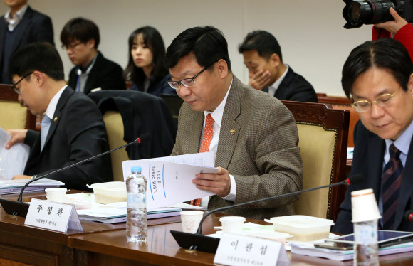 고영선 고용노동부 차관(왼쪽 부터), 주형환 기획재정부 1차관, 이관섭 산업통상자원부 1차관이 16일 서울 세종로 정부서울청사 경제사회발전노사정위원회에서 열린 제21차 노동시장구조개선특위 전체회의에서 송위섭 위원장의 인사말을 듣고 있다.  연합뉴스