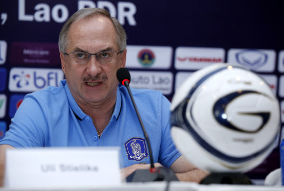 울리 슈틸리케 축구대표팀 감독이 16일 라오스 비엔티안 머큐리 호텔에서 열린 2018 러시아 월드컵 아시아지역 2차 예선 6차전 한국-라오스 축구 대표팀 기자회견에서 취재진의 질문에 답하고 있다.  연합뉴스