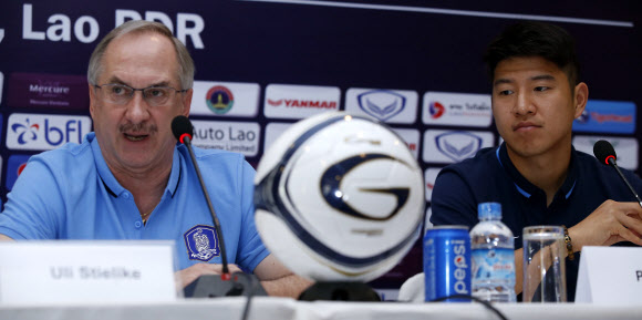 울리 슈틸리케 축구대표팀 감독이 16일 라오스 비엔티안 머큐리 호텔에서 열린 2018 러시아 월드컵 아시아지역 2차 예선 6차전 한국-라오스 축구 대표팀 기자회견에서 취재진의 질문에 답하고 있다. 오른쪽은 박주호 선수.  연합뉴스