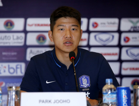 축구대표팀 박주호가 16일 라오스 비엔티안 머큐리 호텔에서 열린 2018 러시아 월드컵 아시아지역 2차 예선 6차전 한국-라오스 축구 대표팀 기자회견에서 취재진의 질문에 답하고 있다. 연합뉴스