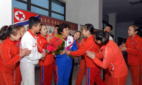 북한 조선중앙방송은 어머니날(11월 16일)을 앞두고 주민이 어머니에게 줄 화장품과 꽃을 사려고 상가와 상점을 찾고 있다고 14일 촬영해 16일 보도했다.  연합뉴스