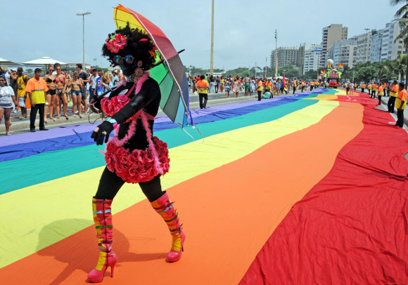 15일(현지시간) 브라질 리우데자네이루 코파카바나 해변에서 열린 ‘LGBT(성소수자) 퍼레이드’ 참가자가 포즈를 취하고 있다. ⓒ AFPBBNews=News1