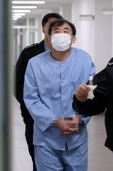 ‘팔달산 토막살인’ 사건의 피고인 박춘풍(55·중국 국적)씨가 16일 오전 뇌 영상 촬영을 통한 사이코패스 정신병질 감정을 받기 위해 교도관과 함께 서울 이화여대 뇌인지과학연구소로 들어가고 있다.  법원이 전문의의 문답형 정신감정이 아닌 피고인의 뇌 영상 자료를 직접 재판의 양형자료로 활용하는 것은 이번이 처음이다. 연합뉴스