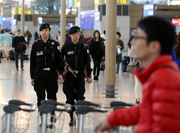 프랑스 파리에서 일어난 테러로 인천국제공항에 대테러 대비 경계·경비가 강화된 16일 인천 영종도 인천공항 출국장에서 경찰이 순찰활동을 벌이고 있다. 연합뉴스
