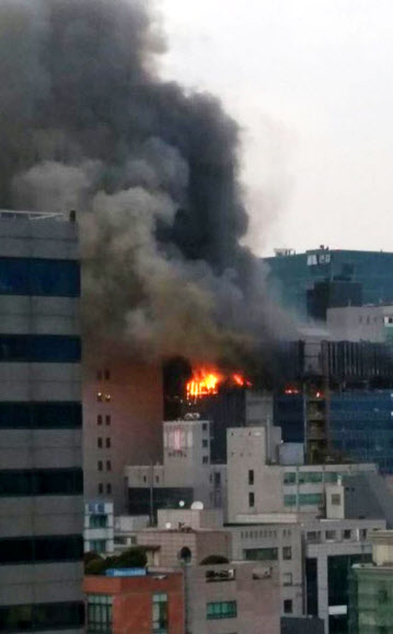 16일 오후 서울 강남구 역삼동에 위치한 신축 공사장에 화재가 발생, 연기가 피어오르고 있다. 연합뉴스