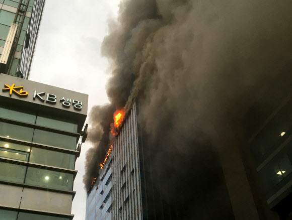 16일 오후 서울 강남구 역삼동에 위치한 신축 공사장에 화재가 발생, 연기가 피어오르고 있다. 연합뉴스