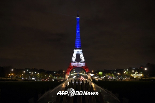 16일 밤(현지시간) 프랑스 파리의 대표적인 랜드마크 건축물인 에펠탑에 지난 13일(현지시간) 발생한 테러로 희생된 사람들을 애도하는 의미로 프랑스 국기를 상징하는 파란색, 흰색, 붉은색 조명을 비췄다.<br>ⓒ AFPBBNews=News1