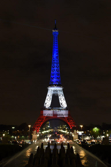 16일 밤(현지시간) 프랑스 파리의 대표적인 랜드마크 건축물인 에펠탑에 지난 13일(현지시간) 발생한 테러로 희생된 사람들을 애도하는 의미로 프랑스 국기를 상징하는 파란색, 흰색, 붉은색 조명을 비췄다. ⓒ AFPBBNews=News1