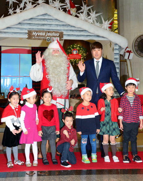 17일 서울 광진구 광장동 쉐라톤 그랜드 워커힐 호텔에서 열린 산타 캐빈 준공식에서 핀란드 산타클로스 재단 공인 오리지널 산타클로스와 류현진 선수가 어린이들과 포즈를 취하고 있다.  정연호 기자tpgod@seoul.co.kr
