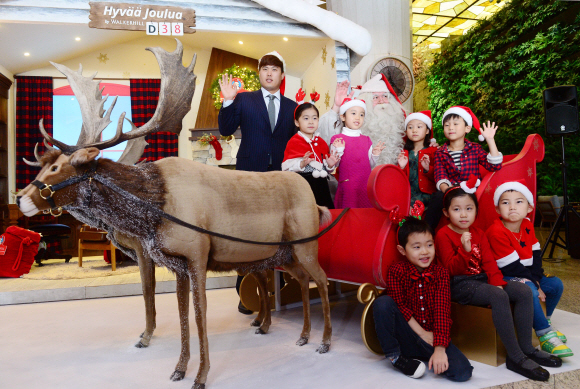 17일 서울 광진구 광장동 쉐라톤 그랜드 워커힐 호텔에서 열린 산타캐빈 준공식에서 핀란드 산타클로스 재단 공인 오리지널 산타클로스와 류현진 선수가 어린이들과 포즈를 취하고 있다.   정연호 기자tpgod@seoul.co.kr