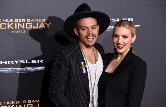 영화배우이자 가수인 에반 로스와 팝가수 애슐리 심슨이 16일(현지시간) 미국 캘리포니아주 로스앤젤레스의 마이크로소프트 극장에서 열린 영화 ‘헝거게임:더 파이널(The Hunger Games: Mockingjay - Part 2)’의 시사회에 참석해 포토월에서 포즈를 취하고 있다. ⓒ AFPBBNews=News1