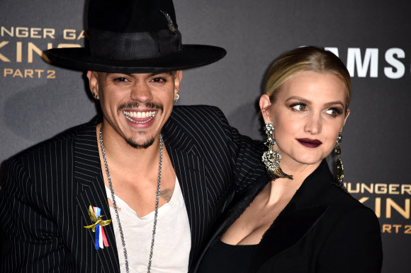 영화배우이자 가수인 에반 로스와 팝가수 애슐리 심슨이 16일(현지시간) 미국 캘리포니아주 로스앤젤레스의 마이크로소프트 극장에서 열린 영화 ‘헝거게임:더 파이널(The Hunger Games: Mockingjay - Part 2)’의 시사회에 참석해 포토월에서 포즈를 취하고 있다. ⓒ AFPBBNews=News1