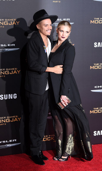 영화배우이자 가수인 에반 로스와 팝가수 애슐리 심슨이 16일(현지시간) 미국 캘리포니아주 로스앤젤레스의 마이크로소프트 극장에서 열린 영화 ‘헝거게임:더 파이널(The Hunger Games: Mockingjay - Part 2)’의 시사회에 참석해 포토월에서 포즈를 취하고 있다. ⓒ AFPBBNews=News1