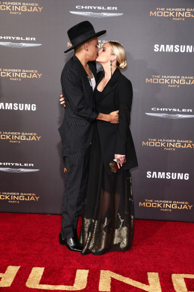 영화배우이자 가수인 에반 로스와 팝가수 애슐리 심슨이 16일(현지시간) 미국 캘리포니아주 로스앤젤레스의 마이크로소프트 극장에서 열린 영화 ‘헝거게임:더 파이널(The Hunger Games: Mockingjay - Part 2)’의 시사회에 참석해 포토월에서 포즈를 취하고 있다. ⓒ AFPBBNews=News1