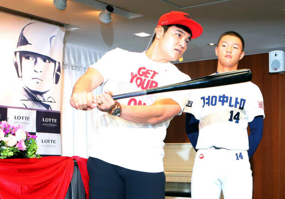 야구 꿈나무 지도하는 추신수