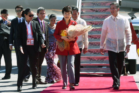 아시아태평양경제협력체(APEC) 정상회의에 참석하기 위해 17일 필리핀을 방문한 박근혜(앞줄 가운데) 대통령이 니오이 아키노 국제공항에 도착해 의전 차량으로 이동하고 있다. 안주영 기자 jya@seoul.co.kr