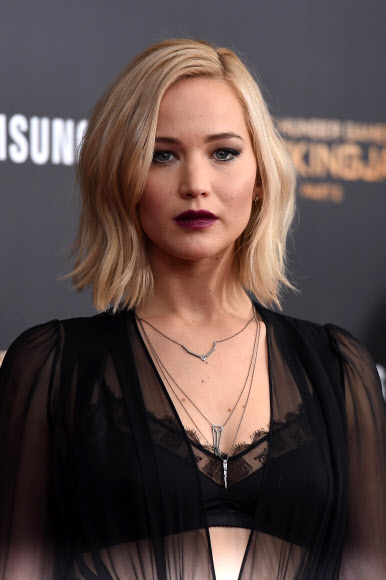 배우 제니퍼 로렌스가 18일(현지시간) 미국 뉴욕 AMC 로우즈 링컨 스퀘어 13극장에서 열린 영화 ‘헝거게임 : 더 파이널(The Hunger Games: Mockingjay- Part 2)’ 뉴욕 프리미어 행사에 참석했다. ⓒ AFPBBNews=News1