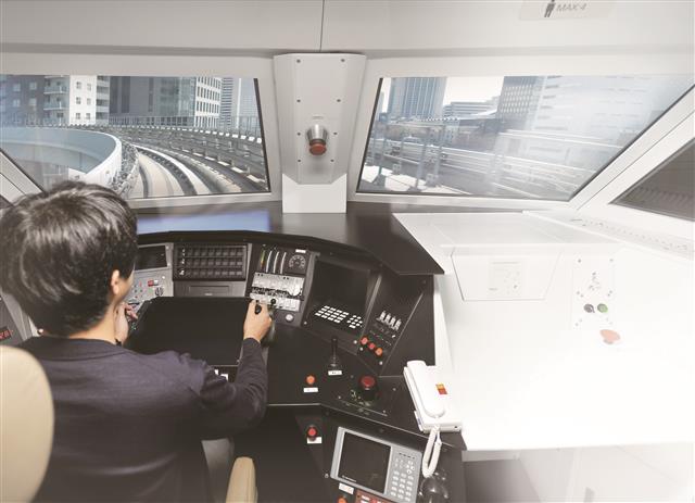 한국교통대 학생이 실제 철도 운전 상황과 비슷한 환경에서 운전 기술을 익히는 시뮬레이션 기기를 조종하고 있다. 한국교통대 제공