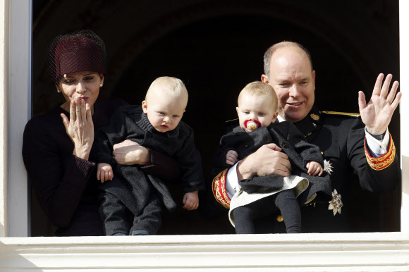 19일(현지시간) 모나코 알베르 2세 대공과 샤를렌 왕비가 국경일을 맞아 쌍둥이 자크 왕자, 가브리엘라 공주와 함께 궁전 발코니에서 대중들에게 인사를 하고 있다. ⓒ AFPBBNews=News1