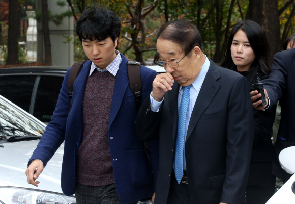 중앙대학교 역점사업과 관련해 뇌물공여와 특정경제범죄가중처벌법상 배임 등 혐의로 불구속 기소된 박용성 전 두산그룹 회장이 20일 오전 서초구 서울중앙지법에서 열린 선고공판을 마치고 차로 향하고 있다.  이날 박 전 두산그룹 회장에게는 집행유예가 선고됐다.  연합뉴스