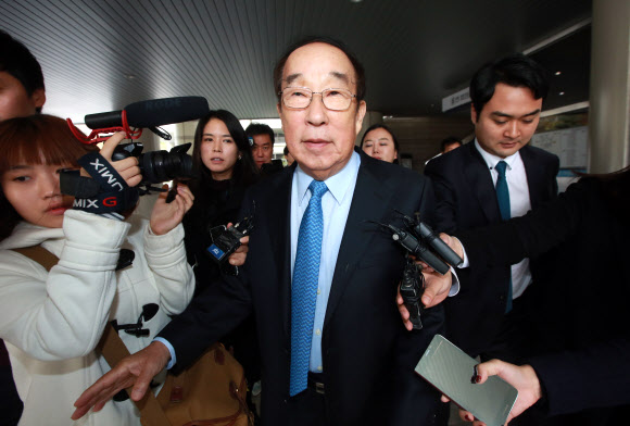 중앙대학교 역점사업과 관련해 뇌물공여와 특정경제범죄가중처벌법상 배임 등 혐의로 불구속 기소된 박용성 전 두산그룹 회장이 20일 오전 서초구 서울중앙지법에서 열린 선고공판을 마치고 차로 향하고 있다. 이날 박 전 두산그룹 회장에게는 집행유예가 선고됐다.  연합뉴스