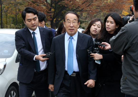 중앙대학교 역점사업과 관련해 뇌물공여와 특정경제범죄가중처벌법상 배임 등 혐의로 불구속 기소된 박용성 전 두산그룹 회장이 20일 오전 서초구 서울중앙지법에서 열린 선고공판을 마치고 차로 향하고 있다.  이날 박 전 두산그룹 회장에게는 집행유예가 선고됐다.  연합뉴스