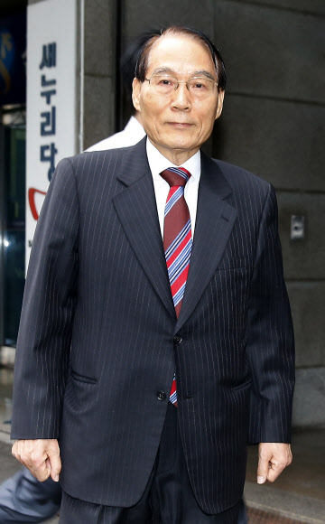 김만복 전 국정원장이 20일 오전 서울 여의도 새누리당 당사에서 열린 중앙윤리위원회 전체회의에 참석해 최근 서울시당 ‘탈당권고’ 결정 관련 입장을 소명을 한 뒤 밖으로 이동하고 있다.  연합뉴스