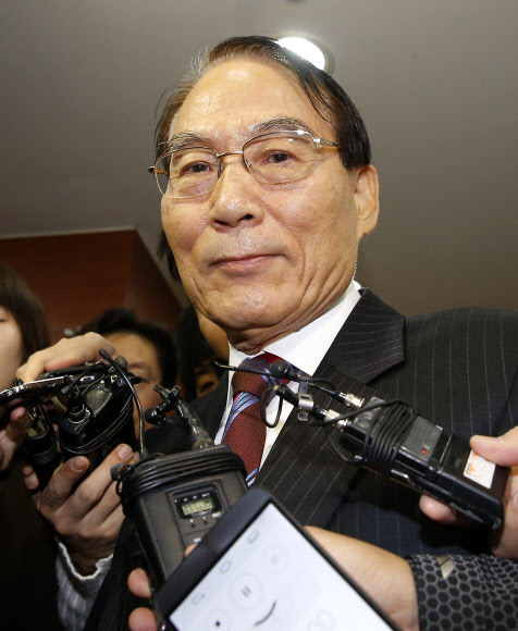 김만복 전 국정원장이 20일 오전 서울 여의도 새누리당 당사에서 열린 중앙윤리위원회 전체회의에 참석해 최근 서울시당 ‘탈당권고’ 결정 관련 입장을 소명을 한 뒤 밖으로 이동하고 있다.  연합뉴스